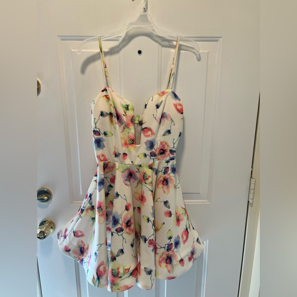Adorable floral short dress with plunging neckline
